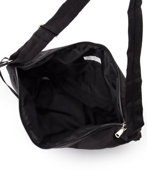 OPAQUE.CLIP（オペークドットクリップ）の「【2WAY／軽量】サイドドロストムーンミドルショルダー（ショルダーバッグ・レディース・ブラック/アイボリー/チャコールグレー・00）」の5枚目の写真