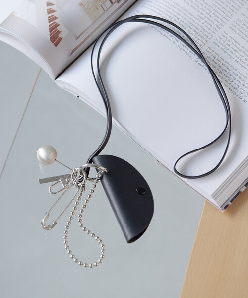 ear PAPILLONNER(イアパピヨネ)の「キーチャーム&ネックストラップ(チャーム・レディース・ブラック・FREE)」の2枚目の写真