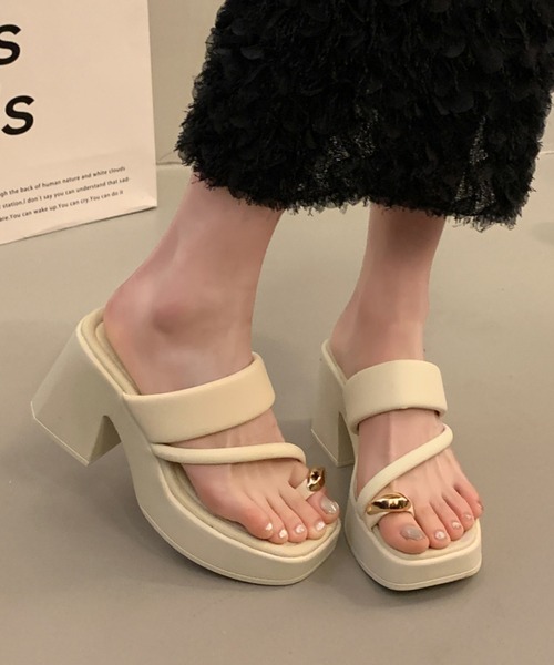 Lace Ladies(レースレディース)の「ゴールドメタル スクエアトゥ 親指トング 厚底 サンダル(サンダル・レディース・アイボリー/ブラック・24cm/24.5cm/25cm/22.5cm/23cm/23.5cm)」の1枚目の写真