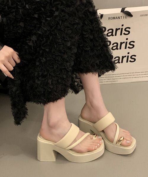 Lace Ladies(レースレディース)の「ゴールドメタル スクエアトゥ 親指トング 厚底 サンダル(サンダル・レディース・アイボリー/ブラック・24cm/24.5cm/25cm/22.5cm/23cm/23.5cm)」の3枚目の写真