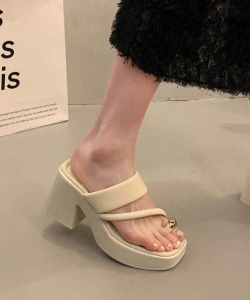 Lace Ladies(レースレディース)の「ゴールドメタル スクエアトゥ 親指トング 厚底 サンダル(サンダル・レディース・アイボリー/ブラック・24cm/24.5cm/25cm/22.5cm/23cm/23.5cm)」の4枚目の写真