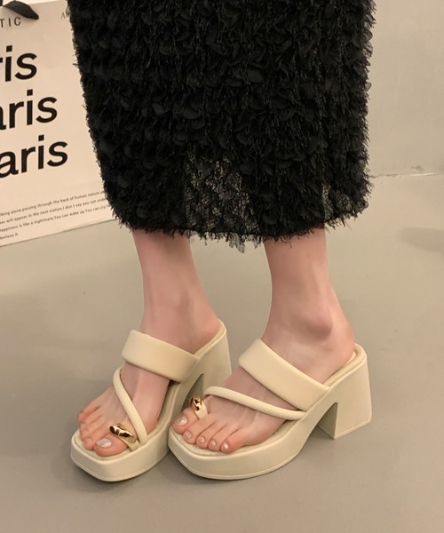 Lace Ladies(レースレディース)の「ゴールドメタル スクエアトゥ 親指トング 厚底 サンダル(サンダル・レディース・アイボリー/ブラック・24cm/24.5cm/25cm/22.5cm/23cm/23.5cm)」の6枚目の写真