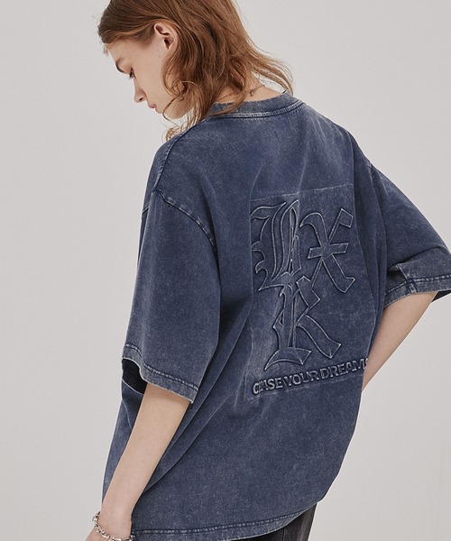 EMMA CLOTHES(エマクローズ)の「ヴィンテージ加工 ピグメント エンボスプリント半袖Tシャツ(Tシャツ/カットソー・メンズ・グレー/ブラック/ネイビー・M/L)」の3枚目の写真