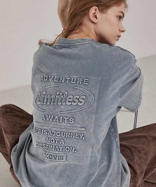 EMMA CLOTHES(エマクローズ)の「ヴィンテージ加工 ピグメント エンボスプリント半袖Tシャツ(Tシャツ/カットソー・メンズ・グレー/ブラック/ネイビー・M/L)」の2枚目の写真