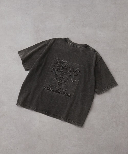 EMMA CLOTHES(エマクローズ)の「ヴィンテージ加工 ピグメント エンボスプリント半袖Tシャツ(Tシャツ/カットソー・メンズ・グレー/ブラック/ネイビー・M/L)」の6枚目の写真