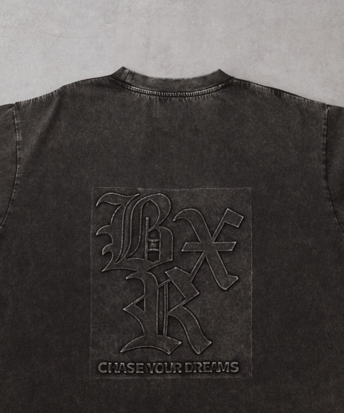 EMMA CLOTHES(エマクローズ)の「ヴィンテージ加工 ピグメント エンボスプリント半袖Tシャツ(Tシャツ/カットソー・メンズ・グレー/ブラック/ネイビー・M/L)」の11枚目の写真