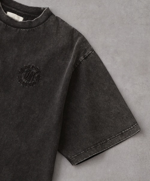 EMMA CLOTHES(エマクローズ)の「ヴィンテージ加工 ピグメント エンボスプリント半袖Tシャツ(Tシャツ/カットソー・メンズ・グレー/ブラック/ネイビー・M/L)」の14枚目の写真