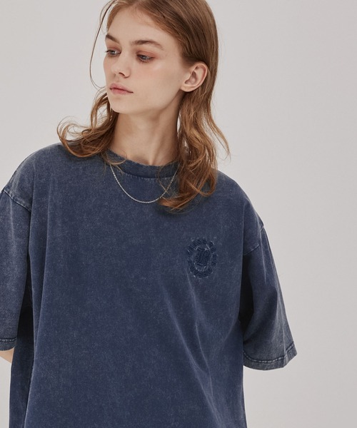 EMMA CLOTHES(エマクローズ)の「ヴィンテージ加工 ピグメント エンボスプリント半袖Tシャツ(Tシャツ/カットソー・メンズ・グレー/ブラック/ネイビー・M/L)」の5枚目の写真