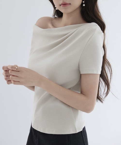 SAISON DE PAPILLON(セゾンドパピヨン)の「ドレープネックアシンメトリーカットソー【ZOZOTOWN限定アイテム】(Tシャツ/カットソー・レディース・チャコール/ホワイト/ブラック/グレー・フリー)」の6枚目の写真