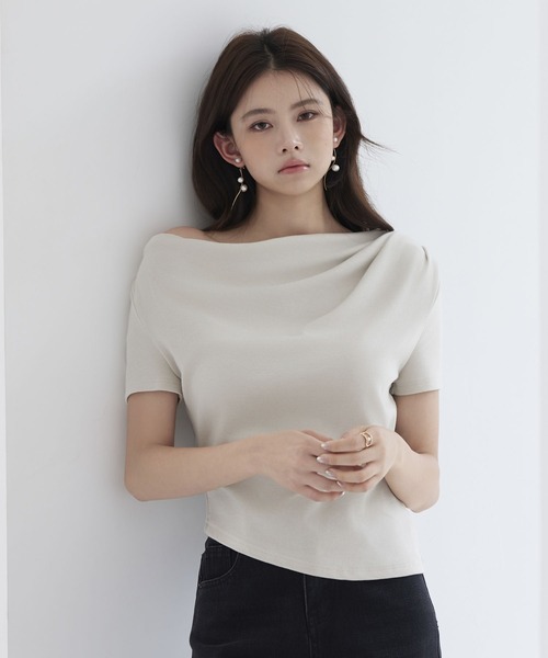 SAISON DE PAPILLON(セゾンドパピヨン)の「ドレープネックアシンメトリーカットソー【ZOZOTOWN限定アイテム】(Tシャツ/カットソー・レディース・チャコール/ホワイト/ブラック/グレー・フリー)」の8枚目の写真