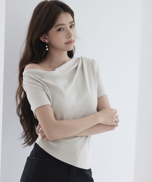SAISON DE PAPILLON(セゾンドパピヨン)の「ドレープネックアシンメトリーカットソー【ZOZOTOWN限定アイテム】(Tシャツ/カットソー・レディース・チャコール/ホワイト/ブラック/グレー・フリー)」の9枚目の写真