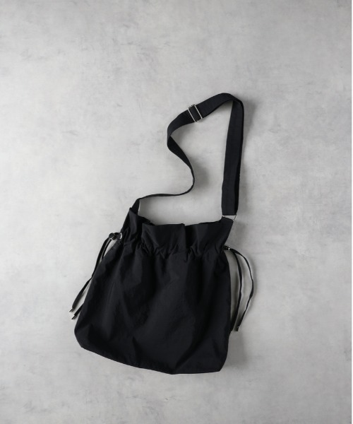 Right-on（ライトオン）の「【HONEYSUCKLE ROSE】ドロストショルダー（ショルダーバッグ・レディース・ブラック/サックスブルー/オフホワイト・ONE SIZE）」の3枚目の写真