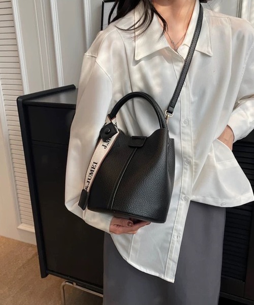 セール】ロゴベルトチャーム付 バケツ型 ショルダーバッグ