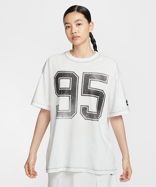 NIKE(ナイキ)の「NIKE AS W NSW STREET SS OS TEE / ナイキ ウィメンズ NSW ストリート OS S/S Tシャツ 【SP】(Tシャツ/カットソー・レディース・ブラック/ホワイト/ネイビー・L/M/S)」の2枚目の写真