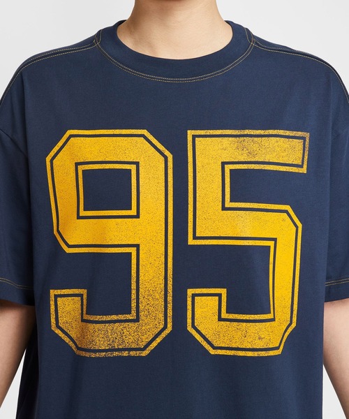 NIKE(ナイキ)の「NIKE AS W NSW STREET SS OS TEE / ナイキ ウィメンズ NSW ストリート OS S/S Tシャツ 【SP】(Tシャツ/カットソー・レディース・ブラック/ホワイト/ネイビー・L/M/S)」の5枚目の写真