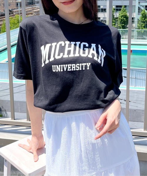 spiritoso(スピリトーゾ)の「【spiritoso】MICHIGAN カレッジTシャツ(Tシャツ/カットソー・レディース・ホワイト系その他2/ブラック系その他/杢グレー/ブラック系その他2/ライトブルー/ネイビー/ロイヤルブルー/ホワイト系その他/グリーン/ピンク/ピンク系その他2・SMALL/MEDIUM/LARGE/X-LARGE)」の4枚目の写真