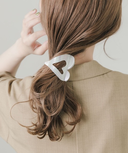 SMELLY（スメリー）の「オープンハートバンス（バレッタ/ヘアクリップ・レディース・ホワイト/グレー・-）」の2枚目の写真