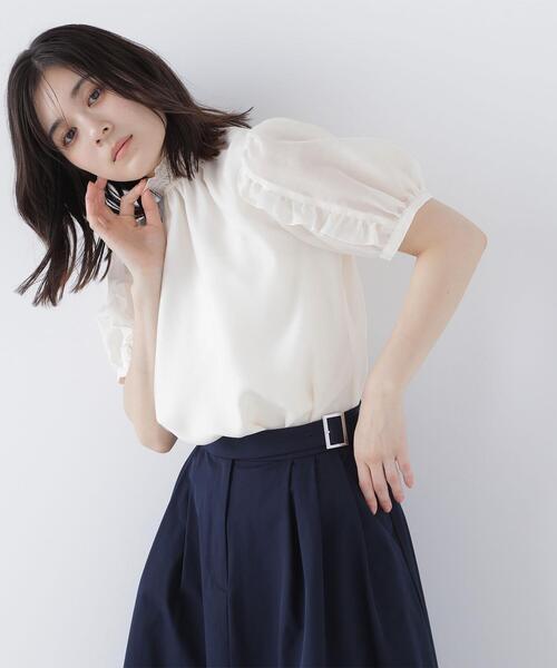 NATURAL BEAUTY BASIC(ナチュラルビューティーベーシック)の「◇シャーリングネックフリルブラウス(シャツ/ブラウス・レディース・イエロー/ブラック/オフホワイト・MEDIUM/SMALL)」の2枚目の写真
