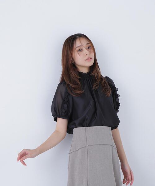 NATURAL BEAUTY BASIC(ナチュラルビューティーベーシック)の「◇シャーリングネックフリルブラウス(シャツ/ブラウス・レディース・イエロー/ブラック/オフホワイト・MEDIUM/SMALL)」の1枚目の写真