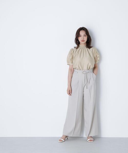 NATURAL BEAUTY BASIC(ナチュラルビューティーベーシック)の「◇シャーリングネックフリルブラウス(シャツ/ブラウス・レディース・イエロー/ブラック/オフホワイト・MEDIUM/SMALL)」の16枚目の写真