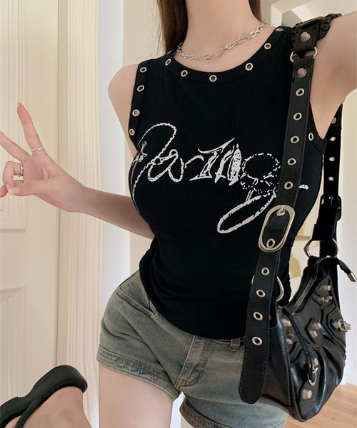 THE HITSS(ヒッツ)の「スリムフィット リベットデザイン レタリングロゴ 短丈 ノースリーブ Tシャツ(Tシャツ/カットソー・レディース・ブラック/ホワイト・FREE)」の2枚目の写真