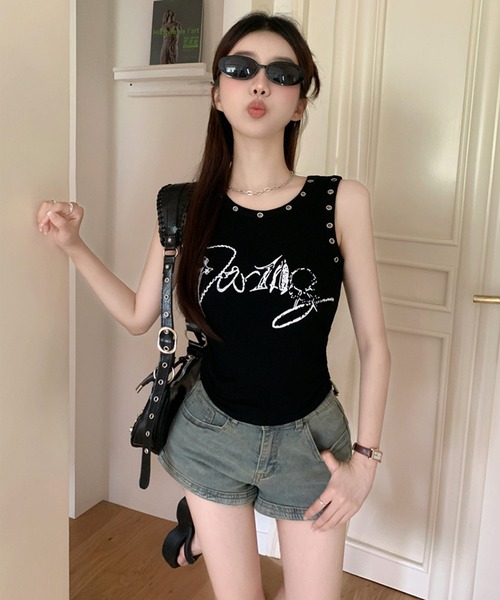 THE HITSS(ヒッツ)の「スリムフィット リベットデザイン レタリングロゴ 短丈 ノースリーブ Tシャツ(Tシャツ/カットソー・レディース・ブラック/ホワイト・FREE)」の13枚目の写真