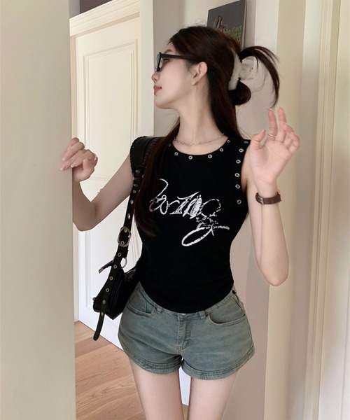 THE HITSS(ヒッツ)の「スリムフィット リベットデザイン レタリングロゴ 短丈 ノースリーブ Tシャツ(Tシャツ/カットソー・レディース・ブラック/ホワイト・FREE)」の14枚目の写真