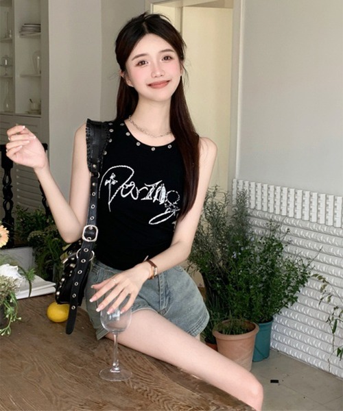 THE HITSS(ヒッツ)の「スリムフィット リベットデザイン レタリングロゴ 短丈 ノースリーブ Tシャツ(Tシャツ/カットソー・レディース・ブラック/ホワイト・FREE)」の3枚目の写真
