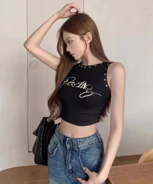 THE HITSS(ヒッツ)の「スリムフィット リベットデザイン レタリングロゴ 短丈 ノースリーブ Tシャツ(Tシャツ/カットソー・レディース・ブラック/ホワイト・FREE)」の8枚目の写真