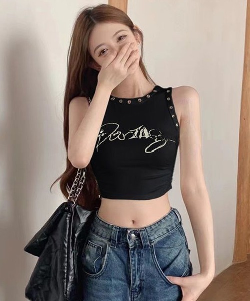 THE HITSS(ヒッツ)の「スリムフィット リベットデザイン レタリングロゴ 短丈 ノースリーブ Tシャツ(Tシャツ/カットソー・レディース・ブラック/ホワイト・FREE)」の9枚目の写真