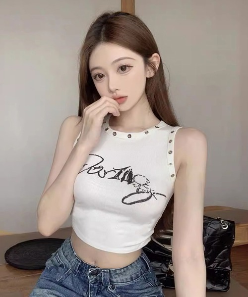 THE HITSS(ヒッツ)の「スリムフィット リベットデザイン レタリングロゴ 短丈 ノースリーブ Tシャツ(Tシャツ/カットソー・レディース・ブラック/ホワイト・FREE)」の4枚目の写真