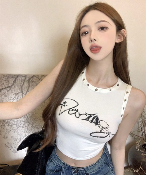 THE HITSS(ヒッツ)の「スリムフィット リベットデザイン レタリングロゴ 短丈 ノースリーブ Tシャツ(Tシャツ/カットソー・レディース・ブラック/ホワイト・FREE)」の6枚目の写真