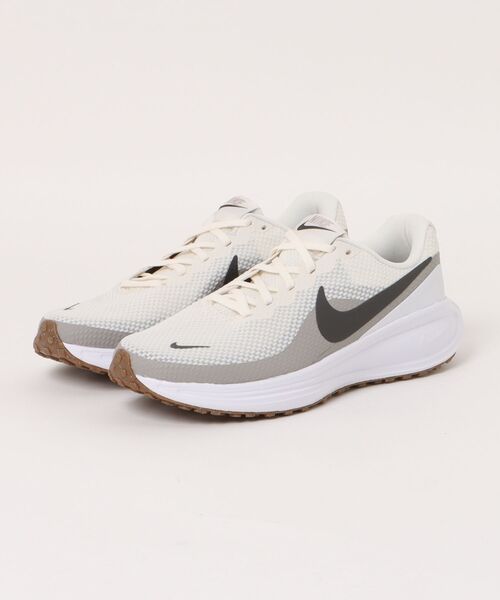 NIKE(ナイキ)の「《NIKE》レボリューション 8 ワイド(スニーカー・メンズ・ホワイト×レッド/ホワイト系その他/ブラック×ホワイト/ホワイト系・26.0cm/26.5cm/27.0cm/27.5cm/28.0cm/25.5cm/25.0cm/29.0cm/28.5cm)」の3枚目の写真