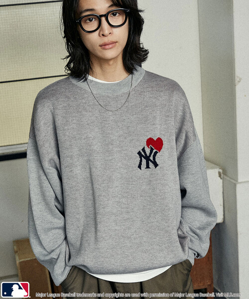 MLB（メジャーリーグベースボール）の「MLB/メジャーリーグベースボール 別注 HEART LOGO KNIT/ハートロゴニット(限定展開)（ニット/セーター・メンズ・ブラック/マスタード/グレー系その他2/グレー系その他/ネイビー/ブラウン・SMALL/MEDIUM/LARGE）」の2枚目の写真