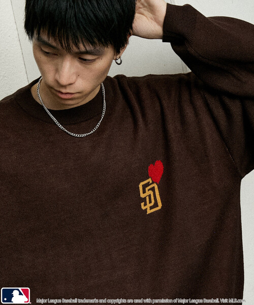 MLB（メジャーリーグベースボール）の「MLB/メジャーリーグベースボール 別注 HEART LOGO KNIT/ハートロゴニット(限定展開)（ニット/セーター・メンズ・ブラック/マスタード/グレー系その他2/グレー系その他/ネイビー/ブラウン・SMALL/MEDIUM/LARGE）」の4枚目の写真