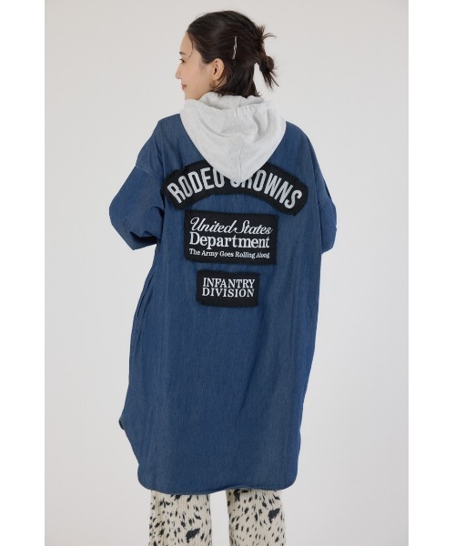 RODEO CROWNS WIDE BOWL(ロデオクラウンズワイドボウル)の「フード付きロゴシャツワンピース(ワンピース・レディース・ブルー/カーキ/ブラック・FREE)」の5枚目の写真