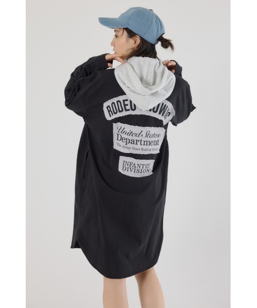 RODEO CROWNS WIDE BOWL(ロデオクラウンズワイドボウル)の「フード付きロゴシャツワンピース(ワンピース・レディース・ブルー/カーキ/ブラック・FREE)」の12枚目の写真