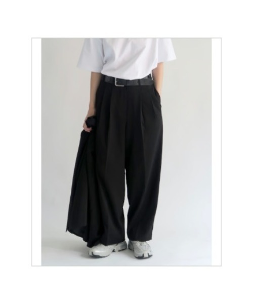 KALENO(カレノ)の「unisex / boyfriend tuck slacks(スラックス・レディース・ベージュ/ブラック・FREE)」の1枚目の写真