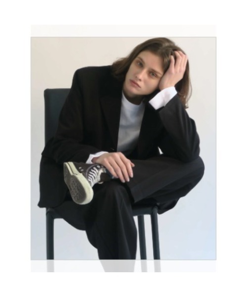 KALENO(カレノ)の「unisex / boyfriend tuck slacks(スラックス・レディース・ベージュ/ブラック・FREE)」の5枚目の写真