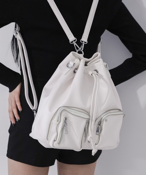 me+em select(ミームセレクト)の「【 2WAY 】ダブルジップアウトポケットフェイクレザー巾着ショルダーバッグ / ( 2WAY ) double zip out pocket fake leather drawstring shoulder bag(ショルダーバッグ・レディース・ブラック/アイボリー・FREE)」の2枚目の写真