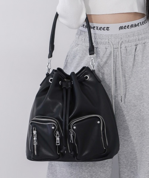 me+em select(ミームセレクト)の「【 2WAY 】ダブルジップアウトポケットフェイクレザー巾着ショルダーバッグ / ( 2WAY ) double zip out pocket fake leather drawstring shoulder bag(ショルダーバッグ・レディース・ブラック/アイボリー・FREE)」の1枚目の写真