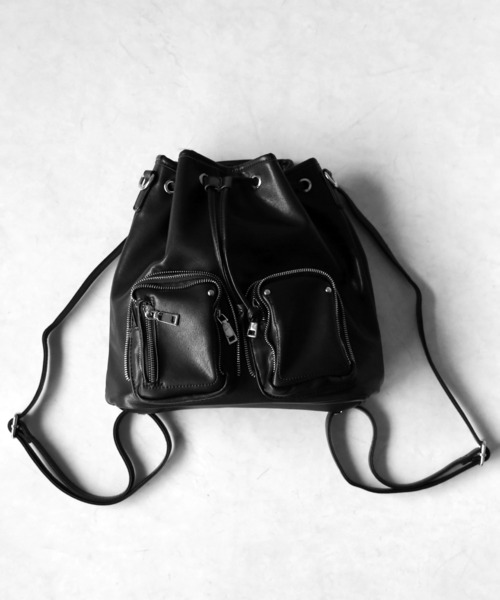 me+em select(ミームセレクト)の「【 2WAY 】ダブルジップアウトポケットフェイクレザー巾着ショルダーバッグ / ( 2WAY ) double zip out pocket fake leather drawstring shoulder bag(ショルダーバッグ・レディース・ブラック/アイボリー・FREE)」の21枚目の写真