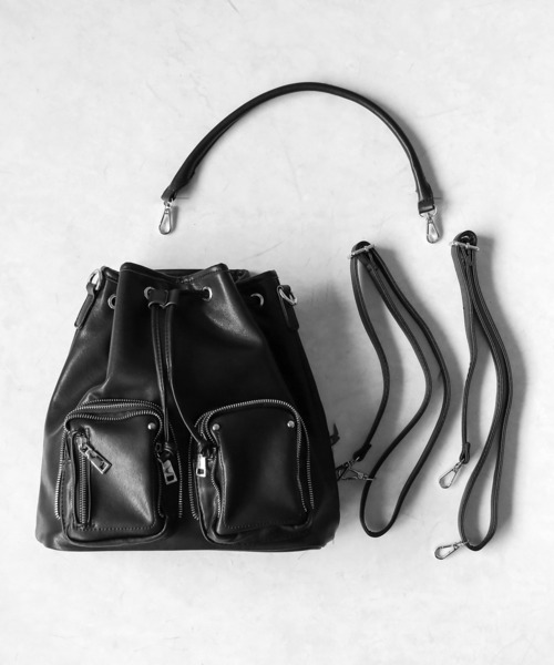me+em select(ミームセレクト)の「【 2WAY 】ダブルジップアウトポケットフェイクレザー巾着ショルダーバッグ / ( 2WAY ) double zip out pocket fake leather drawstring shoulder bag(ショルダーバッグ・レディース・ブラック/アイボリー・FREE)」の22枚目の写真