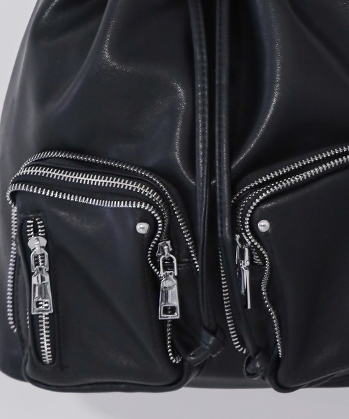 me+em select(ミームセレクト)の「【 2WAY 】ダブルジップアウトポケットフェイクレザー巾着ショルダーバッグ / ( 2WAY ) double zip out pocket fake leather drawstring shoulder bag(ショルダーバッグ・レディース・ブラック/アイボリー・FREE)」の3枚目の写真