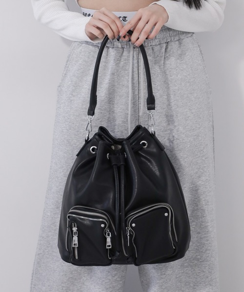 me+em select(ミームセレクト)の「【 2WAY 】ダブルジップアウトポケットフェイクレザー巾着ショルダーバッグ / ( 2WAY ) double zip out pocket fake leather drawstring shoulder bag(ショルダーバッグ・レディース・ブラック/アイボリー・FREE)」の6枚目の写真