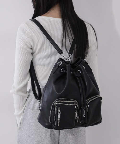 me+em select(ミームセレクト)の「【 2WAY 】ダブルジップアウトポケットフェイクレザー巾着ショルダーバッグ / ( 2WAY ) double zip out pocket fake leather drawstring shoulder bag(ショルダーバッグ・レディース・ブラック/アイボリー・FREE)」の4枚目の写真
