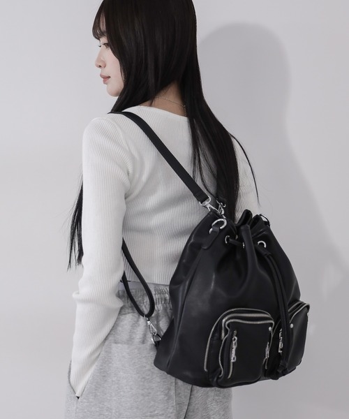 me+em select(ミームセレクト)の「【 2WAY 】ダブルジップアウトポケットフェイクレザー巾着ショルダーバッグ / ( 2WAY ) double zip out pocket fake leather drawstring shoulder bag(ショルダーバッグ・レディース・ブラック/アイボリー・FREE)」の5枚目の写真