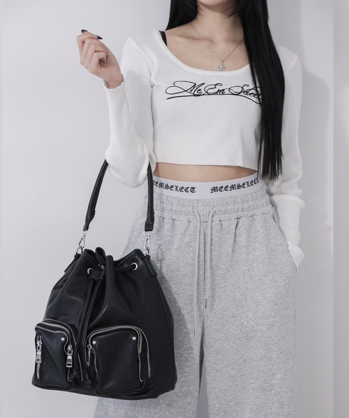 me+em select(ミームセレクト)の「【 2WAY 】ダブルジップアウトポケットフェイクレザー巾着ショルダーバッグ / ( 2WAY ) double zip out pocket fake leather drawstring shoulder bag(ショルダーバッグ・レディース・ブラック/アイボリー・FREE)」の7枚目の写真