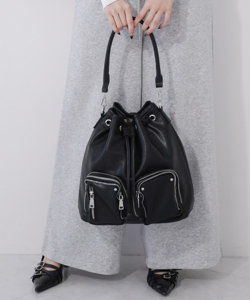 me+em select(ミームセレクト)の「【 2WAY 】ダブルジップアウトポケットフェイクレザー巾着ショルダーバッグ / ( 2WAY ) double zip out pocket fake leather drawstring shoulder bag(ショルダーバッグ・レディース・ブラック/アイボリー・FREE)」の8枚目の写真