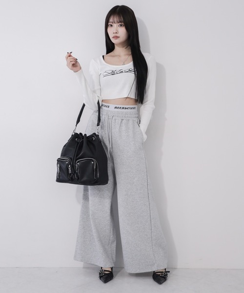 me+em select(ミームセレクト)の「【 2WAY 】ダブルジップアウトポケットフェイクレザー巾着ショルダーバッグ / ( 2WAY ) double zip out pocket fake leather drawstring shoulder bag(ショルダーバッグ・レディース・ブラック/アイボリー・FREE)」の9枚目の写真